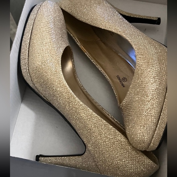 David’s Bridal Gold Mesh Heel Wedding Shoes - Picture 2 of 2